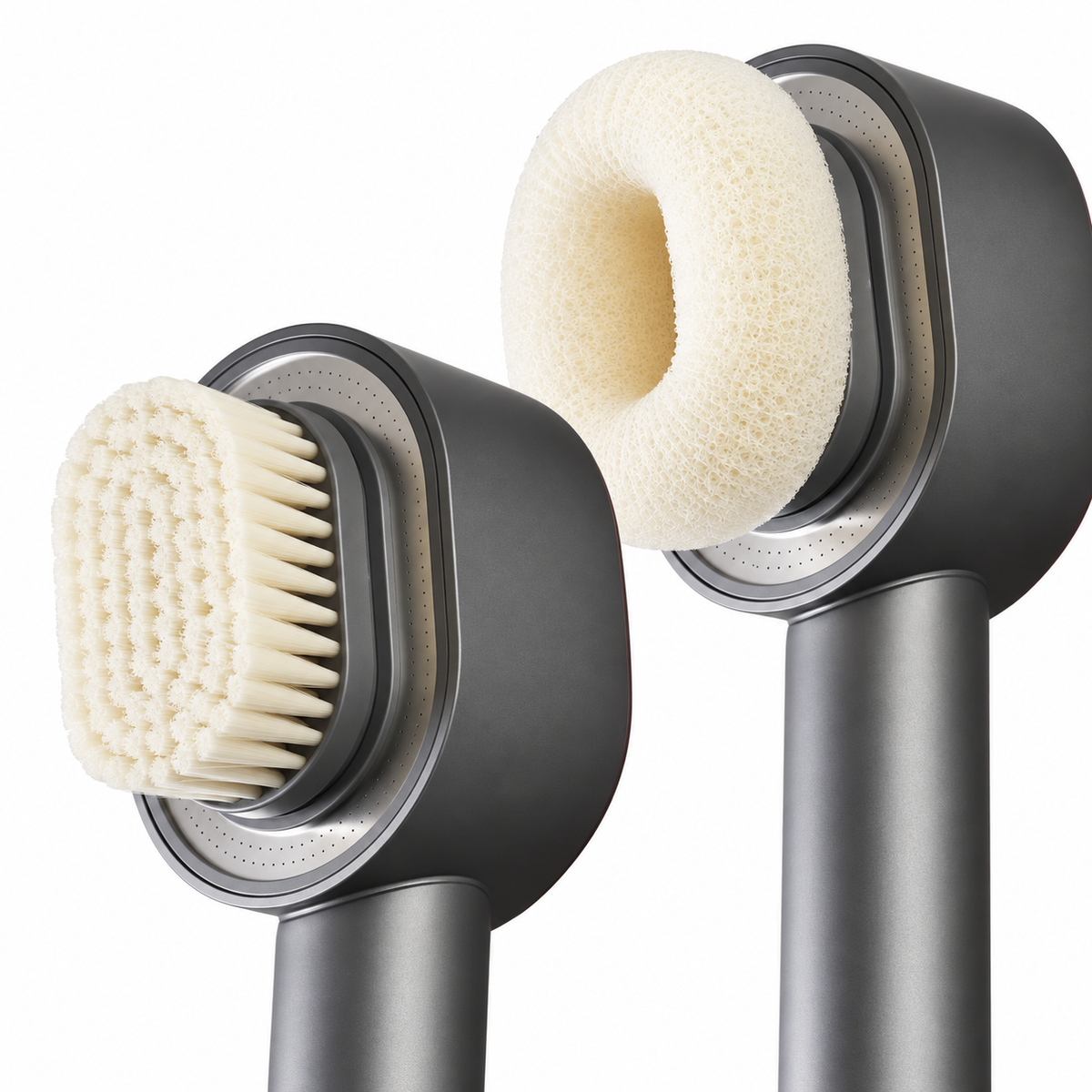 Gros plan sur la brosse exfoliante et l’éponge de massage fixées sur deux pommeaux de douche EOVAA gris, sur fond blanc.