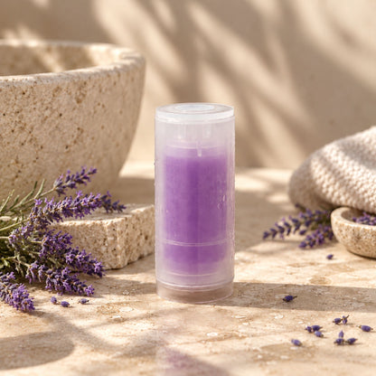 Capsule parfumée à la lavande pour pommeau de douche EOVAA, présentée sur une surface en pierre beige avec des brins de lavande.