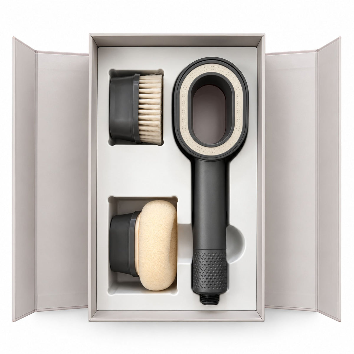 Coffret douche filtrante EOVAA avec pommeau de douche filtrant et deux brosses de soin sur fond blanc