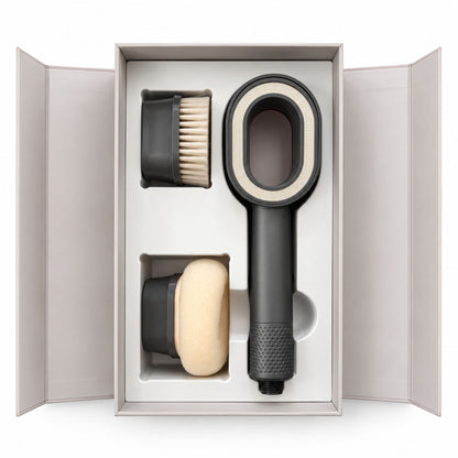 Coffret douche filtrante EOVAA avec pommeau de douche filtrant et deux brosses de soin sur fond blanc