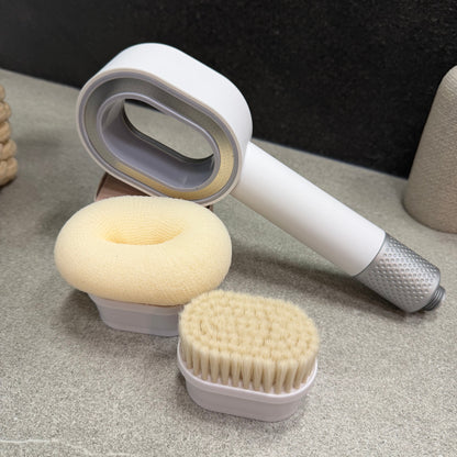 Pommeau de douche filtrant EOVAA blanc et argenté, accompagné d’une brosse exfoliante et d’une éponge de douche sur un support gris.